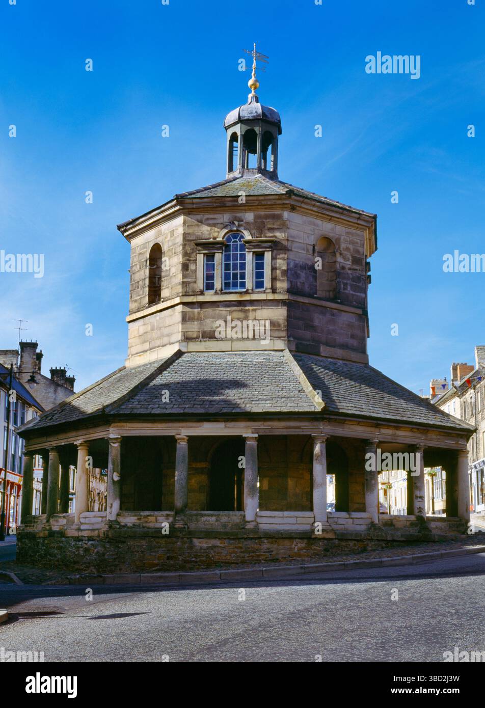 Blick auf N des Georgian Market Cross (1747) (Buttermarkt oder Butterwanne) auf dem Marktplatz von Barnard Castle, County Durham, England, Großbritannien. Stockfoto