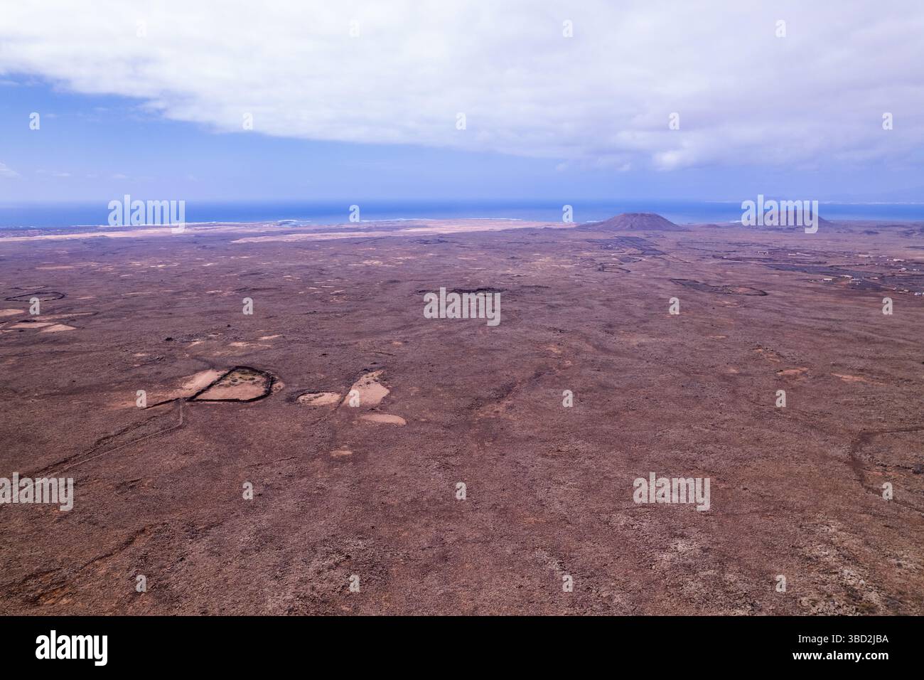 Luftbild des roten vulkanischen Berges und der trockenen Wüste auf Fuerteventura Stockfoto