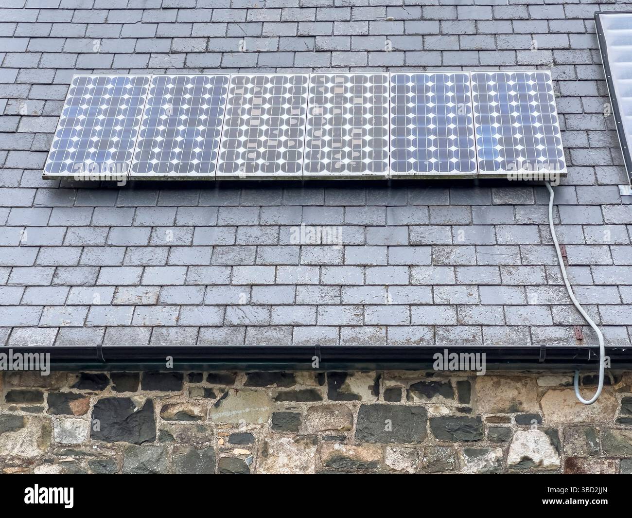 Alte PV-Solarpaneele im West Wales Eco Centre, Newport, Pembrokeshire, die erste kommerzielle Photovoltaikanlage Großbritanniens, die Strom ins Netz einspeist Stockfoto
