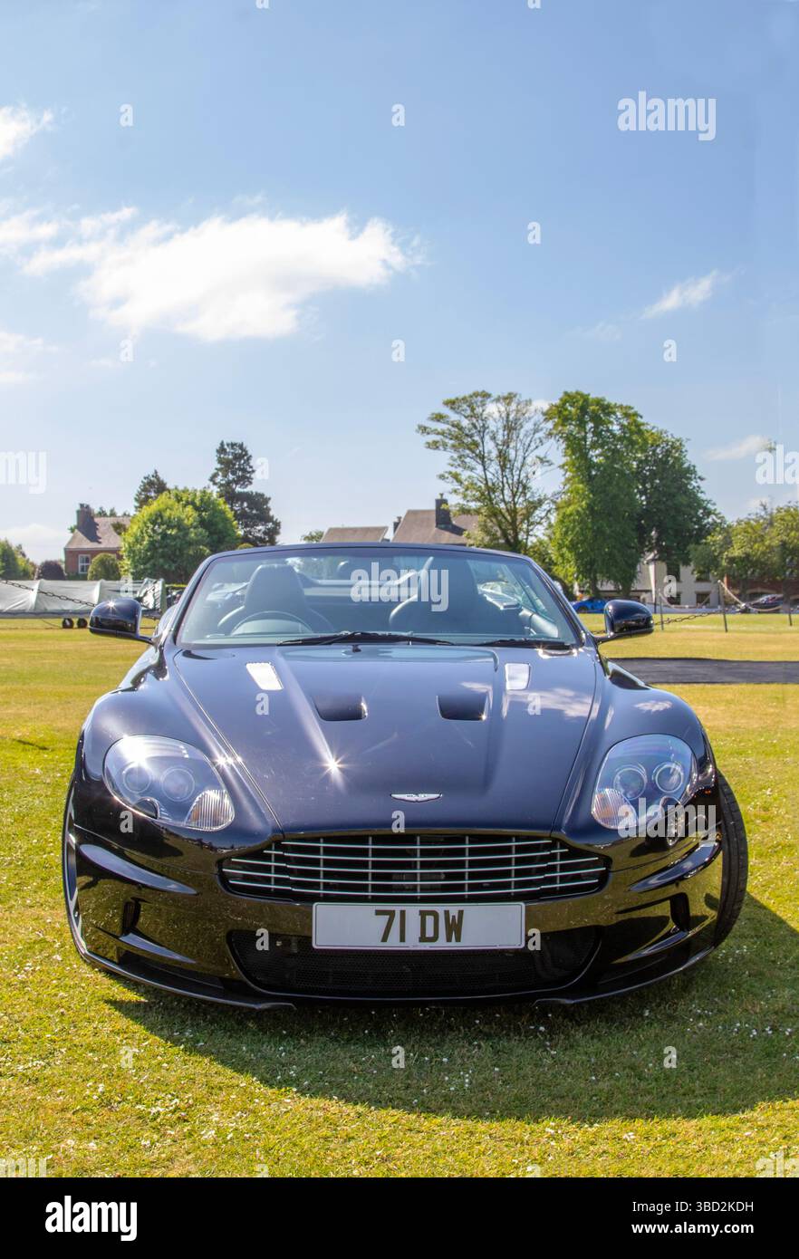 2010 Black Aston Martin DBS VOLANTE, 5935 ccm Benzinmotor, Leistungsfahrzeug auf Wrea Green Lytham, Großbritannien Stockfoto