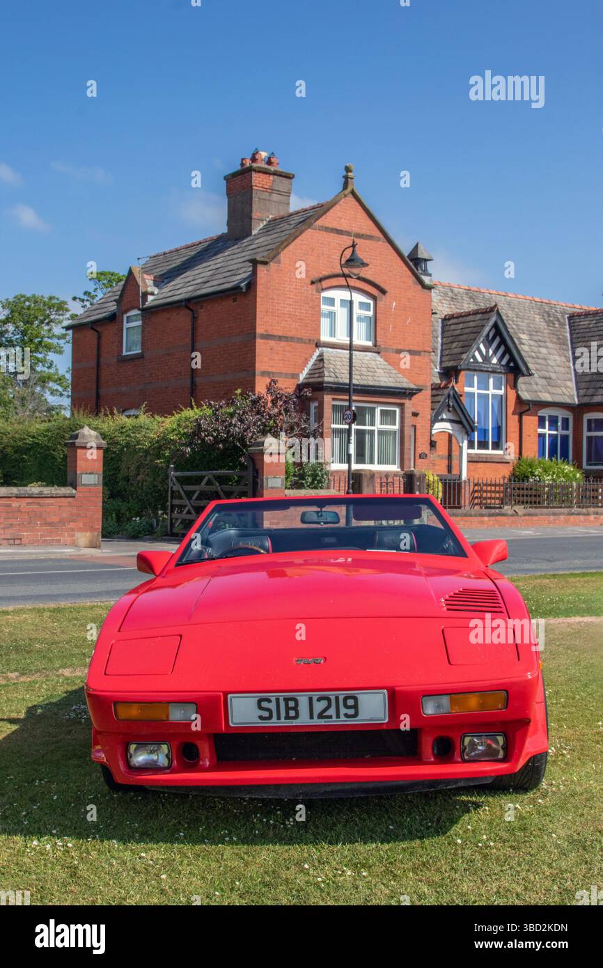 1990 90er Jahre Red TVR 450 SE Car Roadster Benzin 4441 ccm, seltener Sportwagen, bekannt für seinen 4,5-Liter-Rover V8-Motor (4441 ccm); ausgestellt auf Wrea Green Lytham, Großbritannien Stockfoto