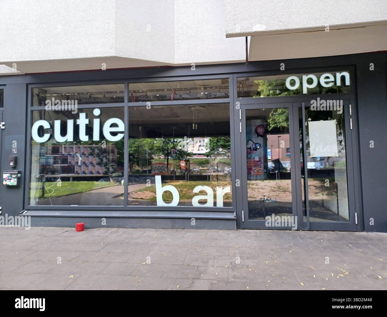Feature / Symbol: Cutie Bar, Bielefeld 05/25 thg die Cutie Bar in Bielefeld im Mai 2025 Deutschland deutsch deutsche Stadt Innenstadt NRW City Disco Tanzlokal Club Anschlagsziel Messerangriff mutmaßlich islamistischer Angriff Anschlag Islamismus quer draußen Front *** Feature Symbol Cutie Bar, Bielefeld 05 25 thg die Cutie Bar in Bielefeld im Mai 2025 Deutschland deutsche Stadt Stadtzentrum NRW City Disco Club Angriff Ziel Messerangriff vermuteter islamistischer Angriff Islamismus quer außen Stockfoto