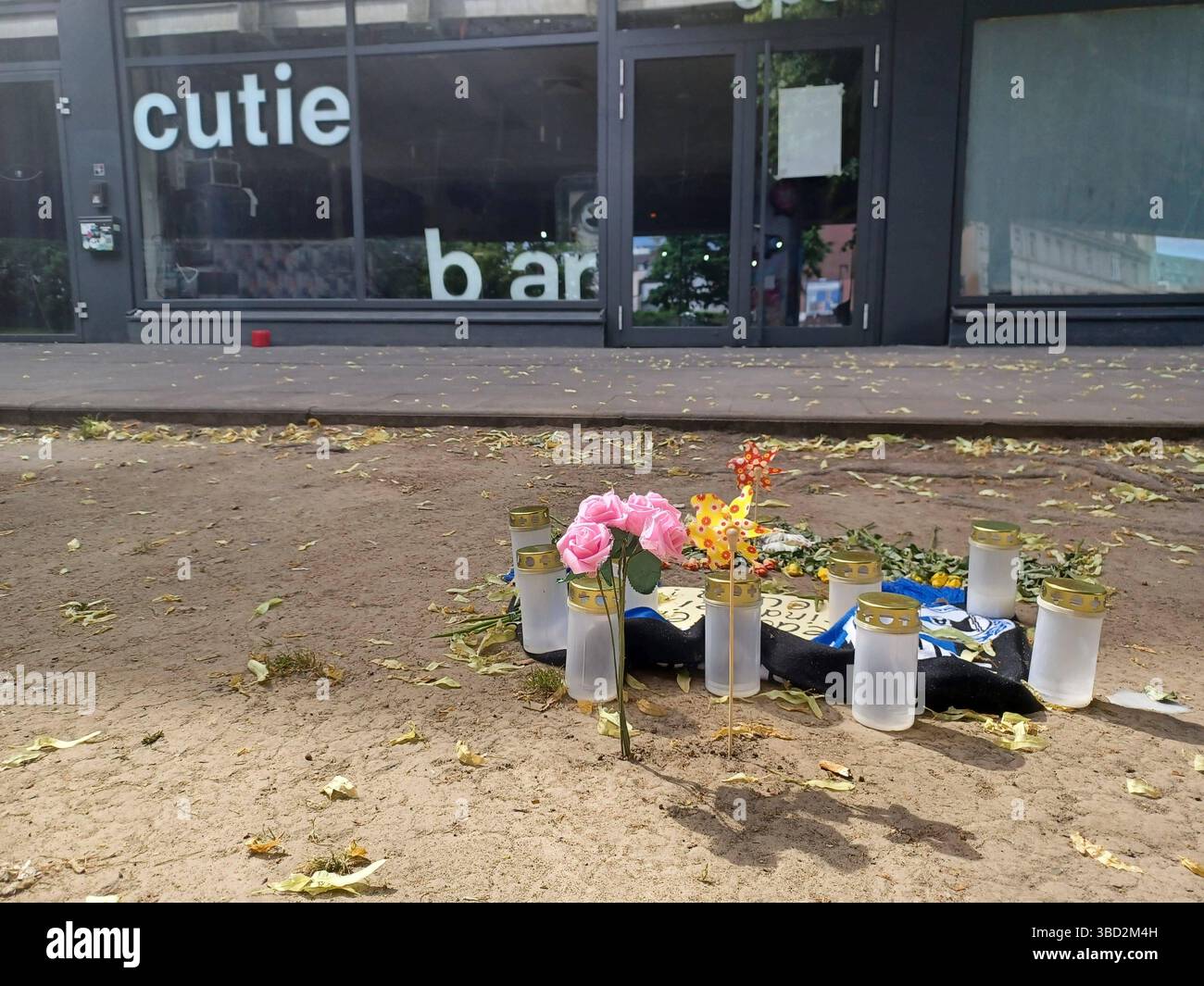 Feature / Symbol: Cutie Bar, Bielefeld 05/25 thg die Cutie Bar in Bielefeld im Mai 2025 Deutschland deutsch deutsche deutsche Stadt Innenstadt NRW City Disco Tanzlokal Club Anschlagsziel Messerangriff mutmaßlich islamistischer Angriff Anschlag Islamismus Gedenkstelle Gedenken Blumen Kerzen Arminia Bielefeld DSC Schale quer draußen Front *** Feature Symbol Cutie Bar, Bielefeld 05 25 thg die Cutie Bar in Bielefeld im Mai 2025 Deutschland Deutsche Innenstadt NRW City Disco Dance Club Angriff Ziel Messerangriff vermuteter islamistischer Angriff Islamismus Gedenkblumen Kerzen Armi Stockfoto