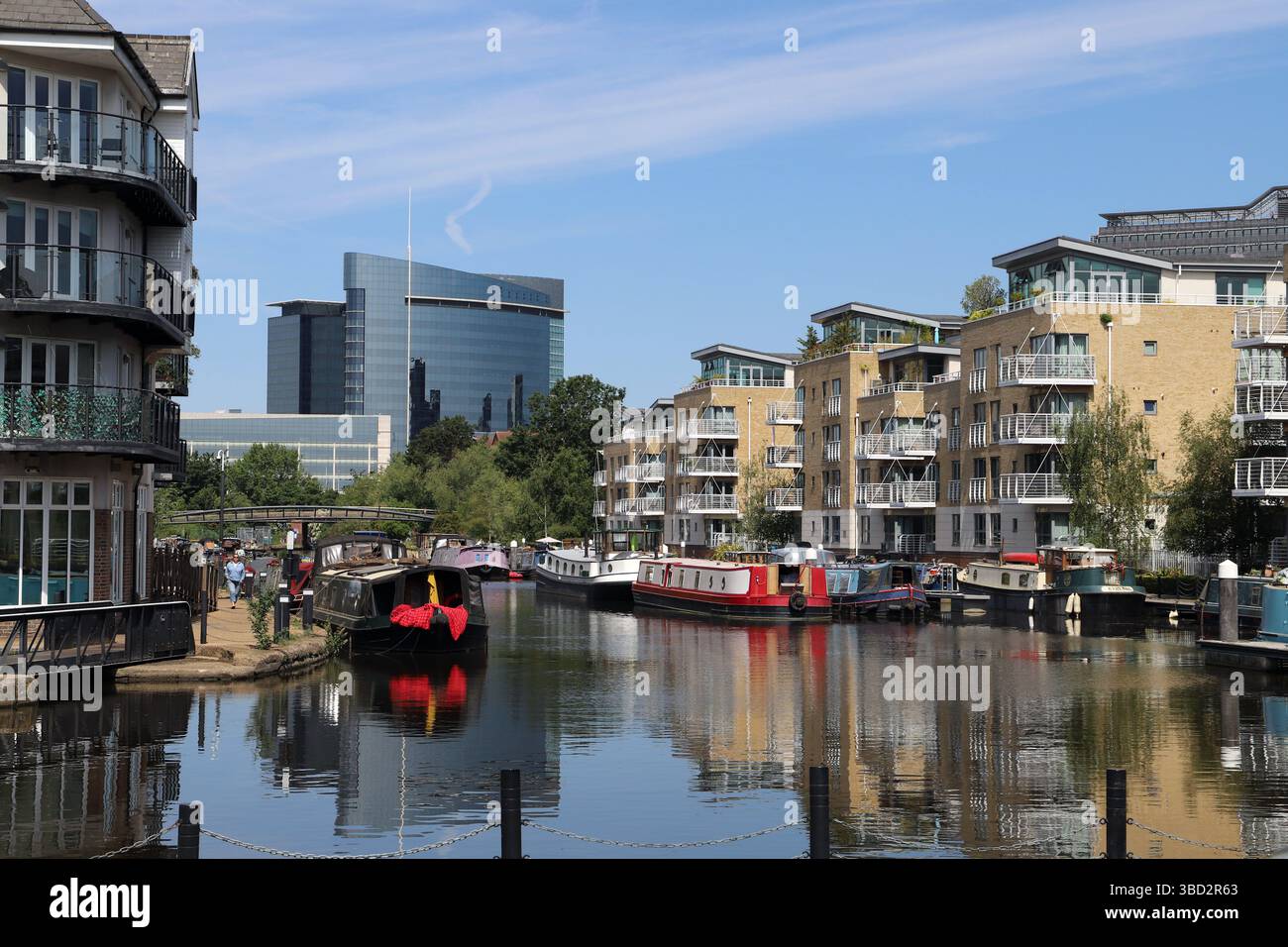Schmalboote und Thames Barges liegen in Brentford Island Marina, Brentford, London Borough of Hounslow. Stockfoto