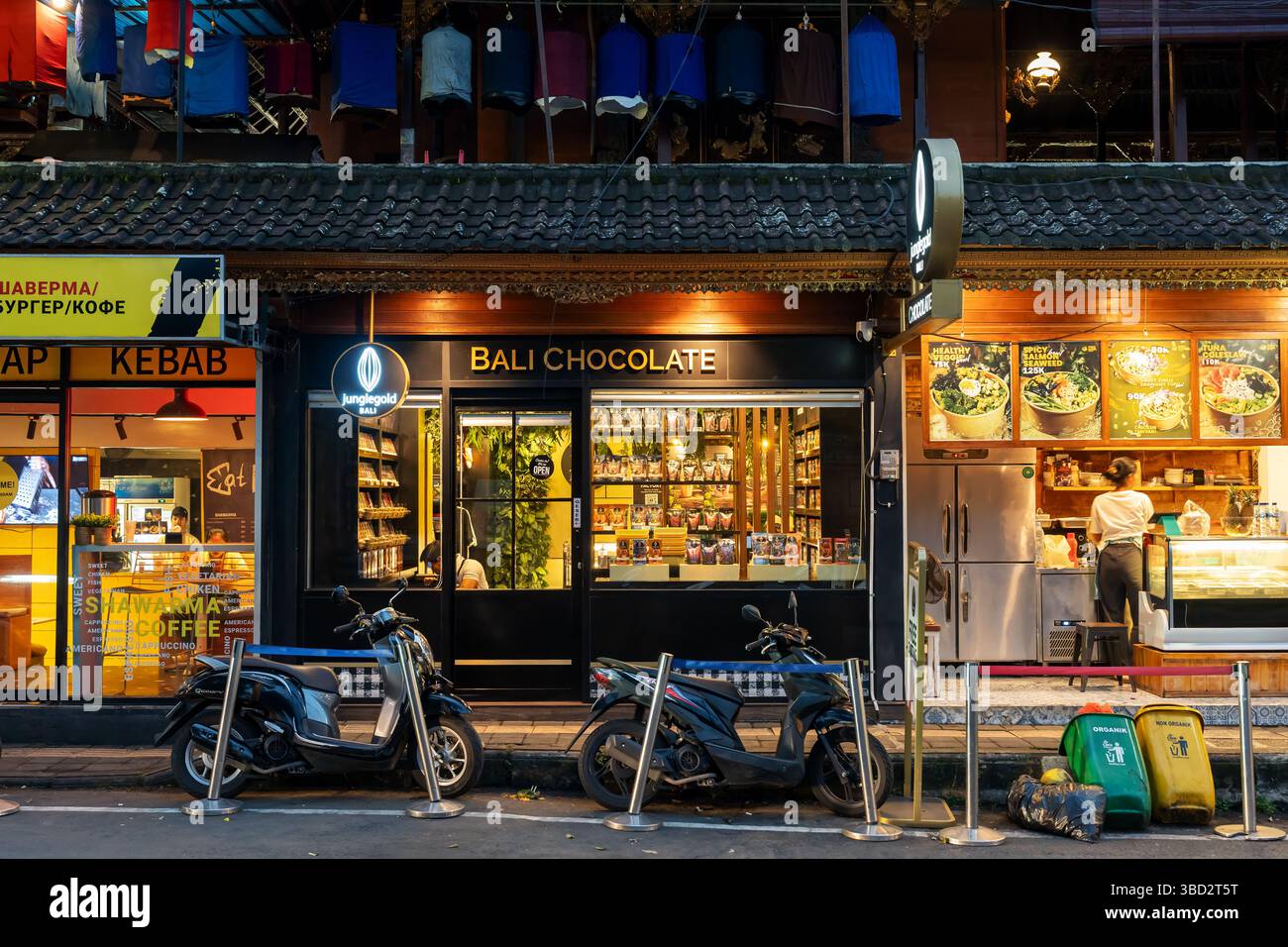 Ubud, Indonesien - 16. Mai 2025: Nachtcafés und Geschäfte in der Ubud Street Stockfoto
