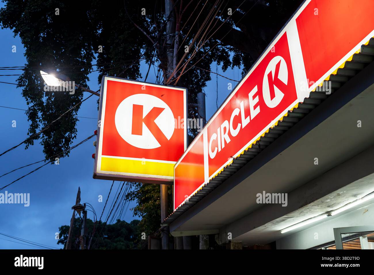 Ubud, Indonesien - 16. Mai 2025: Circle K speichert Schilder in der Ubud Street Bali Indonesien. Circle K ist ein Lebensmittelgeschäft und Tankstellenkette Stockfoto