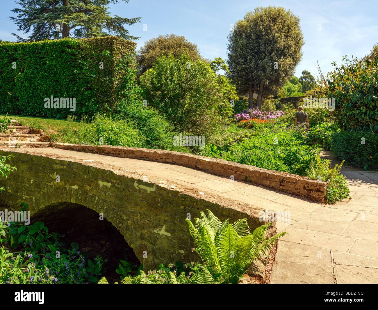 Brücke über Moorgarten strem bei Hidcote Manor Gardens, einem der großen englischen Gärten in den Cotswold Hills von Wiltshire, Großbritannien Stockfoto
