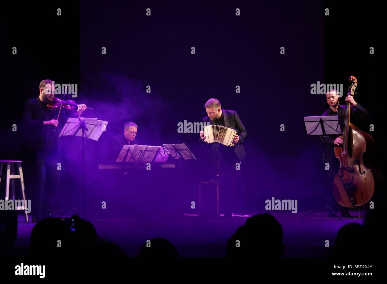 Musiker treten während der Kulturveranstaltung Tango der Freiheit anlässlich des 215. Jahrestages der argentinischen Mairevolution am 21. Mai 2025 im Kiewer Akademischen Puppentheater in Kiew, Ukraine, auf. (Foto: Oleksandr Klymenko/Ukrinform) Stockfoto