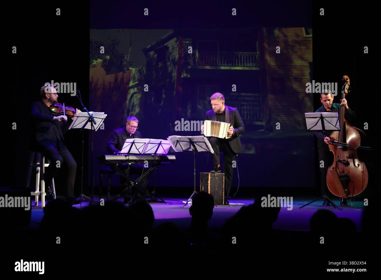 Musiker treten während der Kulturveranstaltung Tango der Freiheit anlässlich des 215. Jahrestages der argentinischen Mairevolution am 21. Mai 2025 im Kiewer Akademischen Puppentheater in Kiew, Ukraine, auf. (Foto: Oleksandr Klymenko/Ukrinform) Stockfoto