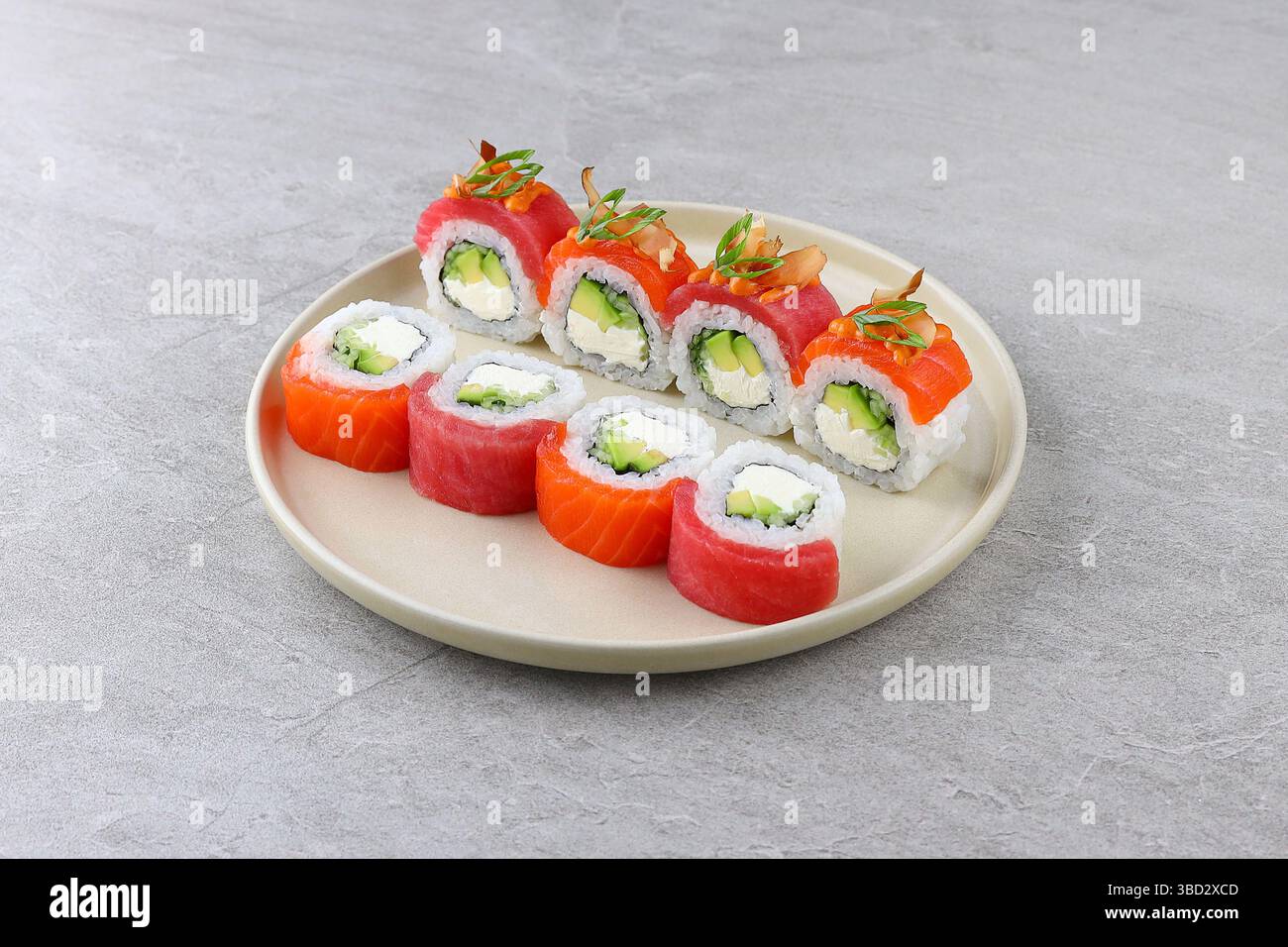 Bunte Thunfisch- und Lachscremekäse Avocado-Sushi-Rolls mit Ingwergarbe Stockfoto