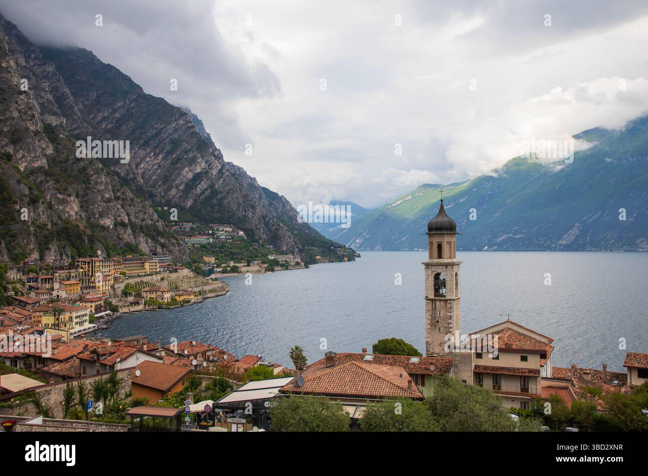LIMONE SUL GARDA, ITALIEN - 8. Mai 2025: Limone Sul Garda liegt am Westufer des Gardasees in Italien Stockfoto