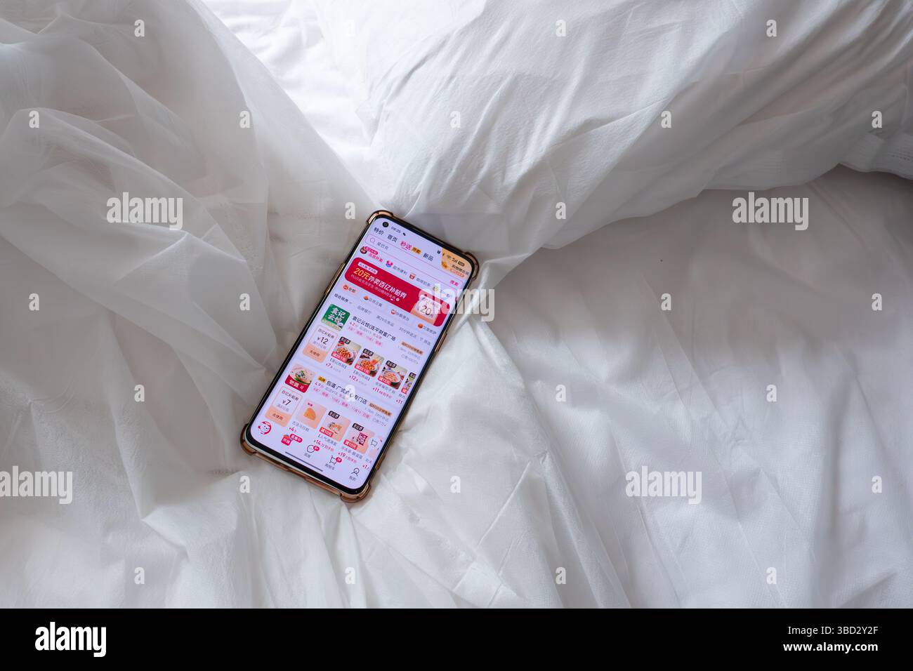 Heyuan Guangdong China-Mai 3,2025: Handy auf dem Bett zeigt die JD-Lieferseite an. Stockfoto