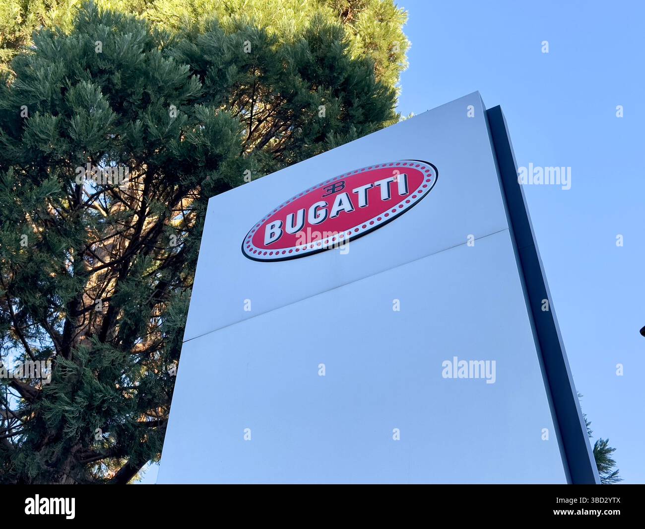 Genf, Schweiz - 15. Januar 2023: Bugatti-Logo in Genf. - Smartphone-aufgenommenes Stockfoto