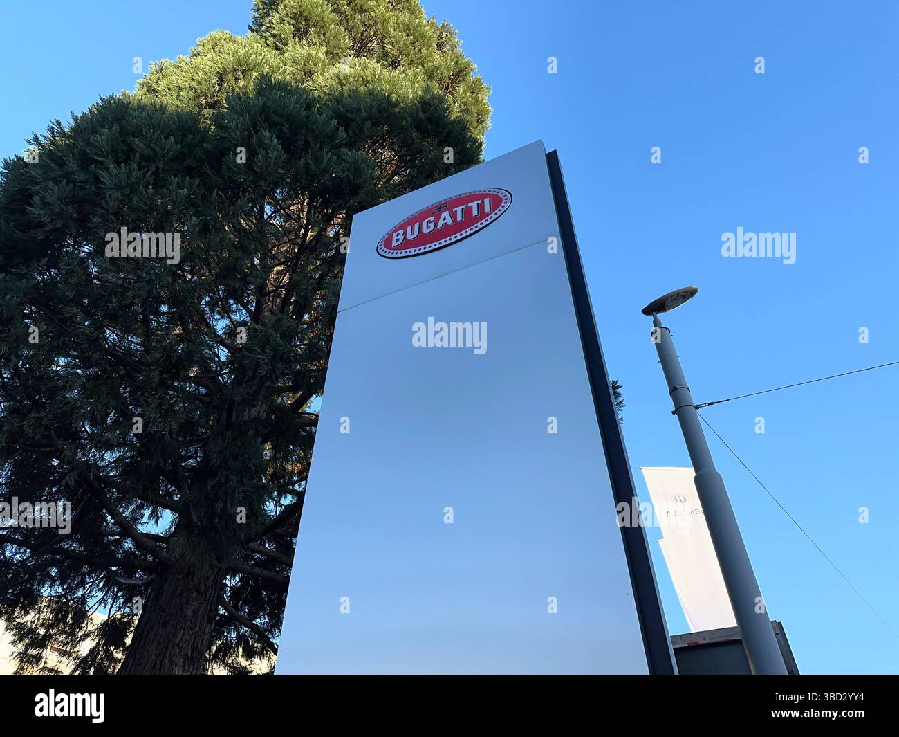 Genf, Schweiz - 15. Januar 2023: Bugatti-Logo in Genf. - Smartphone-aufgenommenes Stockfoto