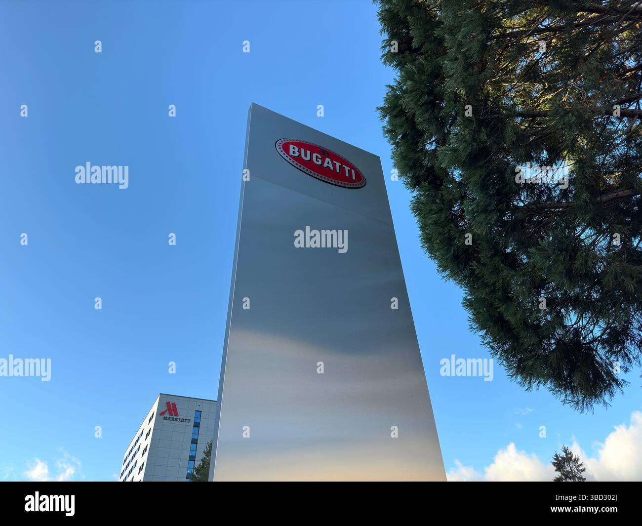 Genf, Schweiz - 15. Januar 2023: Bugatti-Logo in Genf. - Smartphone-aufgenommenes Stockfoto