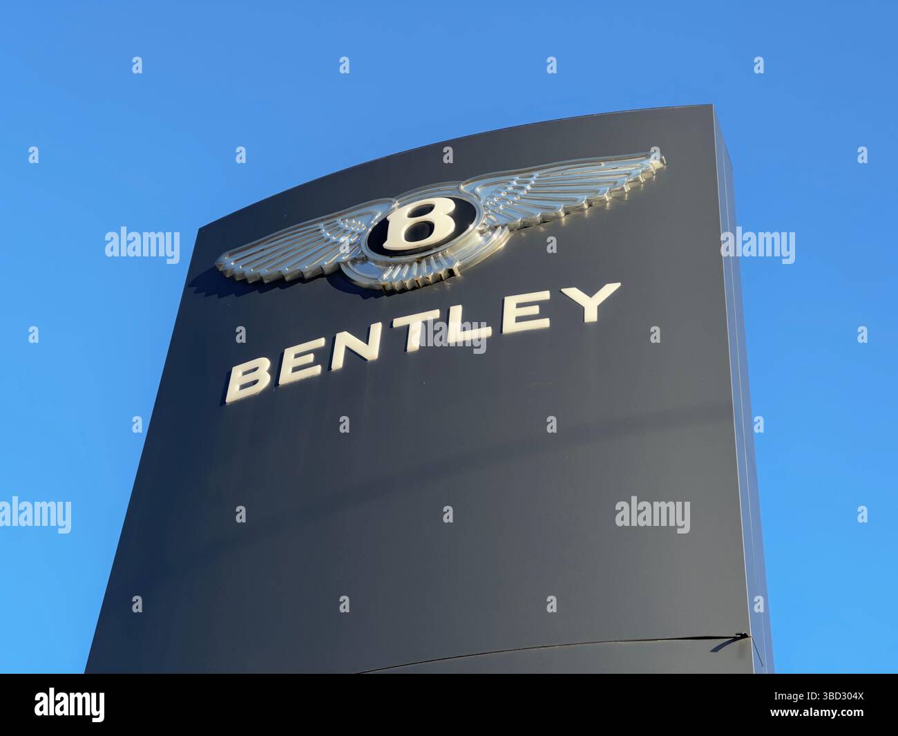 Genf, Schweiz - 15. Januar 2023: Bentley-Logo in Genf. Bentley Motors Limited ist ein britischer Designer, Hersteller und Vermarkter von Luxusfahrzeugen. - Smartphone-aufgenommenes Stockfoto