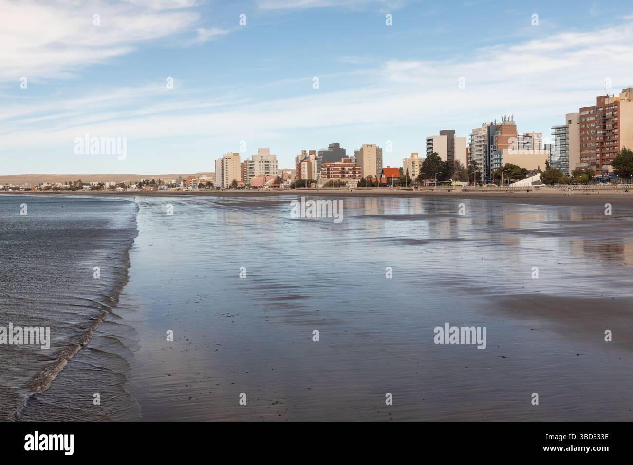 Der Strand vor der Innenstadt von Puerto Madryn, Argentinien, eine Stadt mit walisischen Wurzeln. Stockfoto