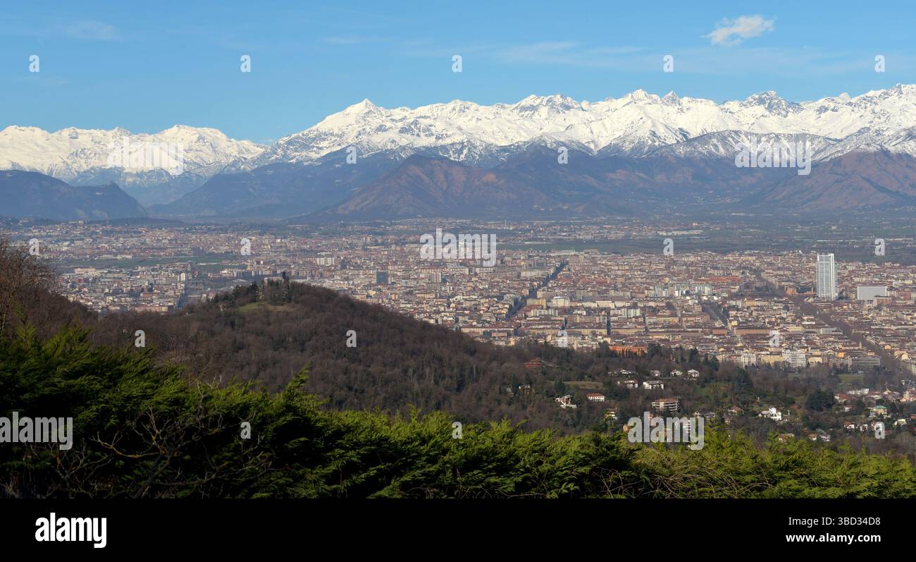 Turin ist eine Stadt, umgeben von den schneebedeckten Alpen, die eine Kulisse für den Mole Antonelliana, den Valentino, den Po, Superga und die ganze Stadt bilden. Stockfoto