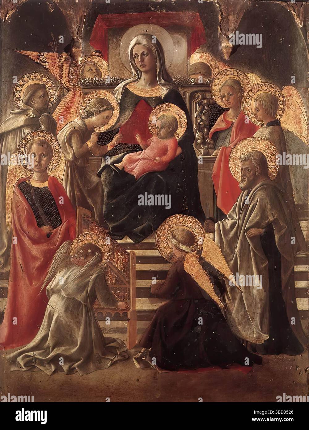 LIPPI, Fra Filippo (* 1406, Firenze, d. 1469, Spoleto) Madonna und Kind thront mit Heiligen um 1430 Tafelbild, 43,7 x 34,3 cm Museo Diocesano, Empoli dieses kleine Tafelbild gilt auch als frühe eigenständige Malerei Lippis und spiegelt Impulse aus Masaccios Stil wider. Es hat die Wirkung eines Triptychons mit der zentralen Einheit der Madonna und des Kindes und zwei musikalischen Engeln, ähnlich dem Pisa Altarstück, mit stehenden Heiligen auf beiden Seiten. Die thronende Madonna wird in diesem Fall in größerem Abstand von der Bildebene platziert, als dies bei Masaccios größerer der Fall ist Stockfoto