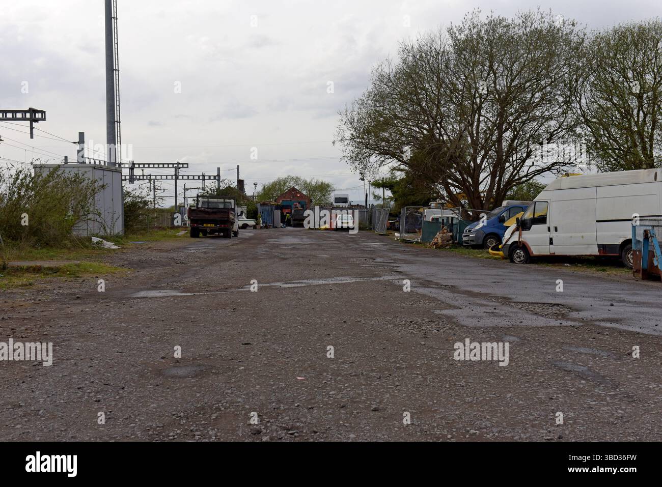 Parkplatz am Bahnhof Pilning, Bristol, Großbritannien, April 2025 Stockfoto