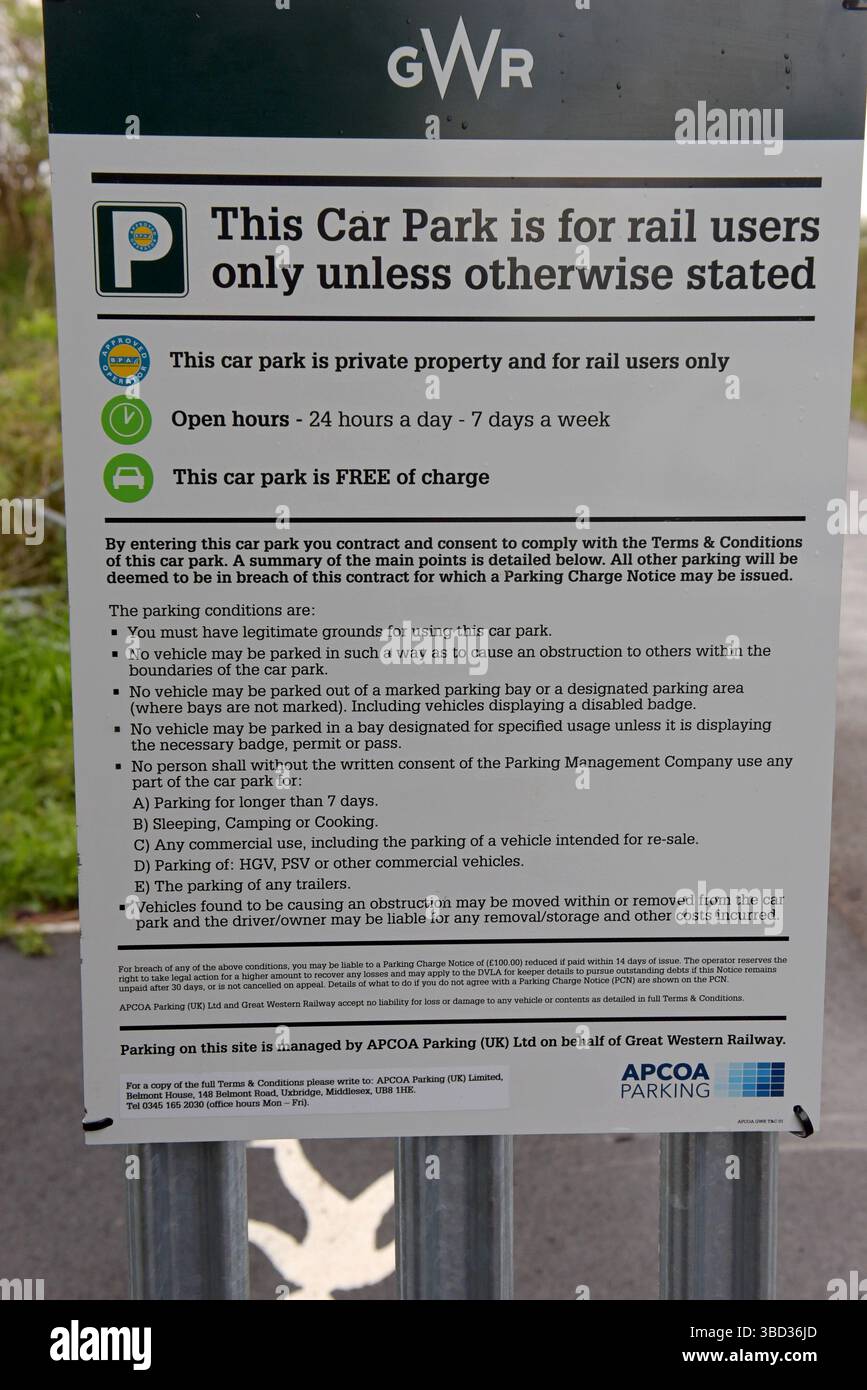 APCOA-Schild mit Parkvorschriften am Bahnhof Pilning, Bristol, Großbritannien, April 2025 Stockfoto