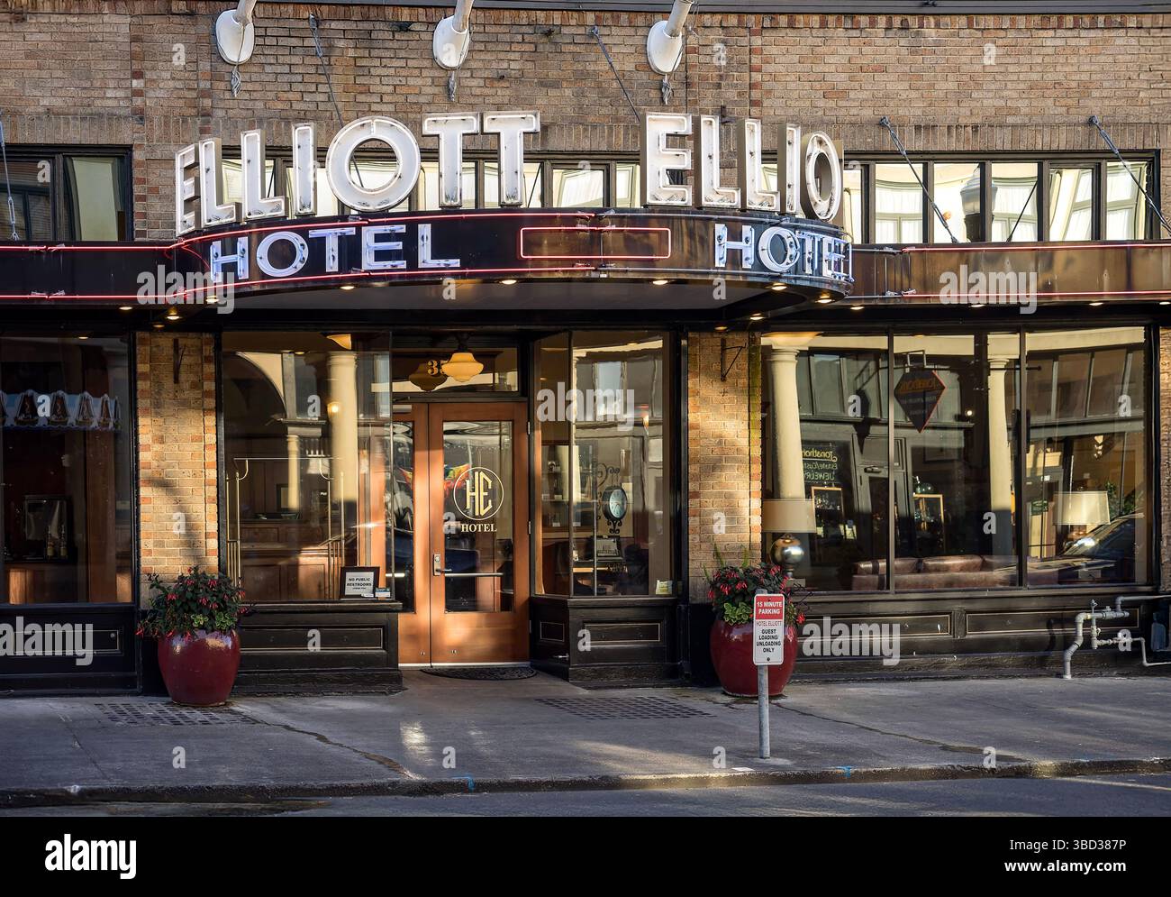 Elliott Hotel im Abendlicht in Downtown Astoria Washington Stockfoto