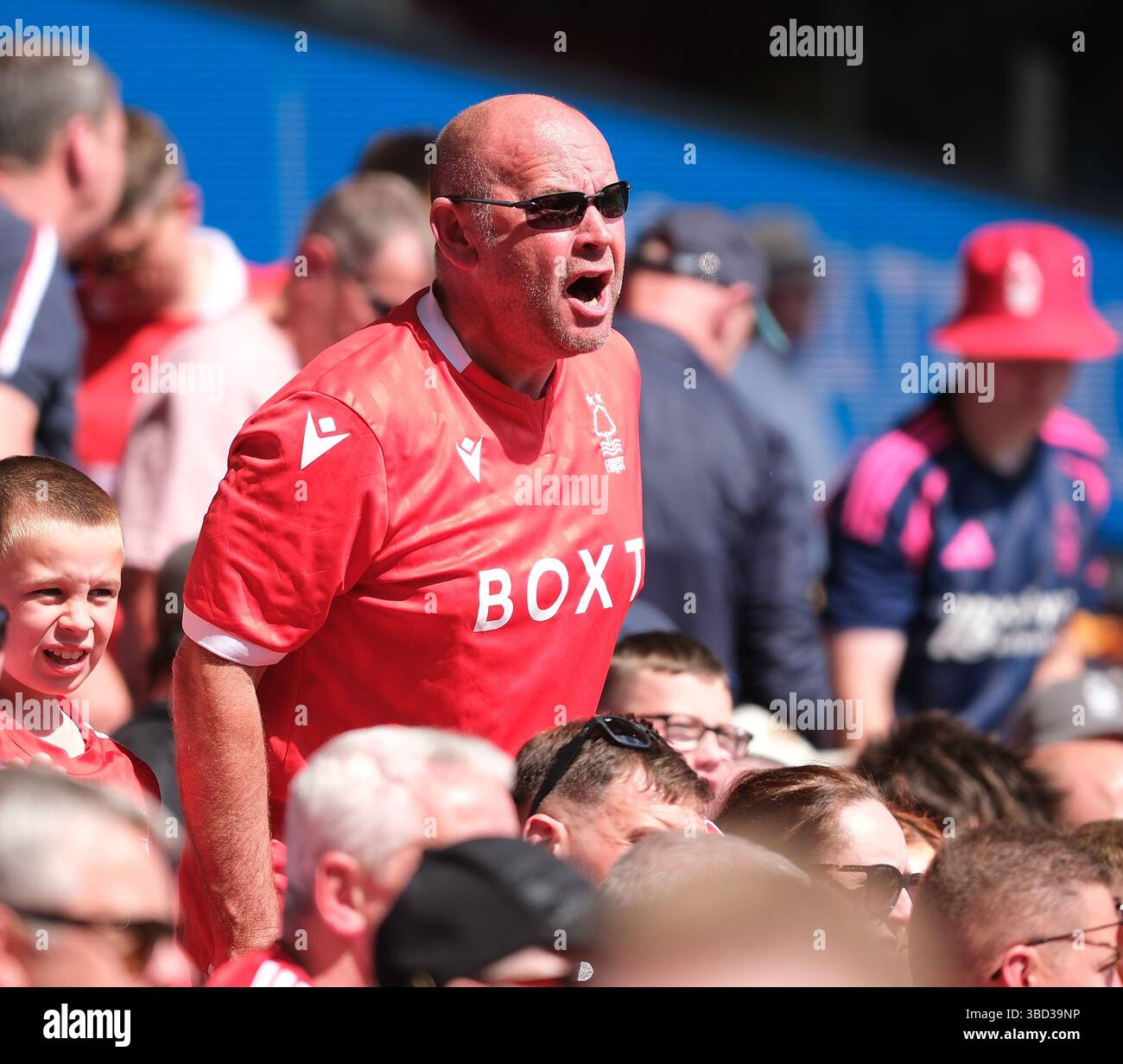 Nottingham Forest Fangeschrei während des Spiels der Premier League 2024/25 zwischen Nottingham Forest FC und Leicester City FC im City Ground Stadion. Endresultate; Nottingham Forest FC 2: 2 Leicester City FC. Stockfoto Nottingham Forest Fangeschrei während des Spiels der Premier League 2024/25 zwischen Nottingham Forest FC und Leicester City FC im City Ground Stadion. Endresultate; Nottingham Forest FC 2: 2 Leicester City FC. Stockfoto