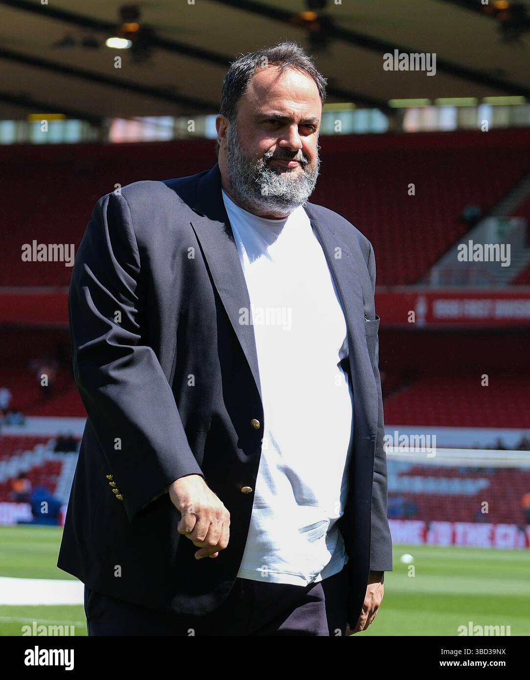 Der Besitzer des Nottingham Forest, Evangelos Marinakis, wurde während des Spiels der Premier League 2024/25 zwischen Nottingham Forest FC und Leicester City FC im City Ground Stadion gesehen. Endresultate; Nottingham Forest FC 2: 2 Leicester City FC. Stockfoto Der Besitzer des Nottingham Forest, Evangelos Marinakis, wurde während des Spiels der Premier League 2024/25 zwischen Nottingham Forest FC und Leicester City FC im City Ground Stadion gesehen. Endresultate; Nottingham Forest FC 2: 2 Leicester City FC. Stockfoto
