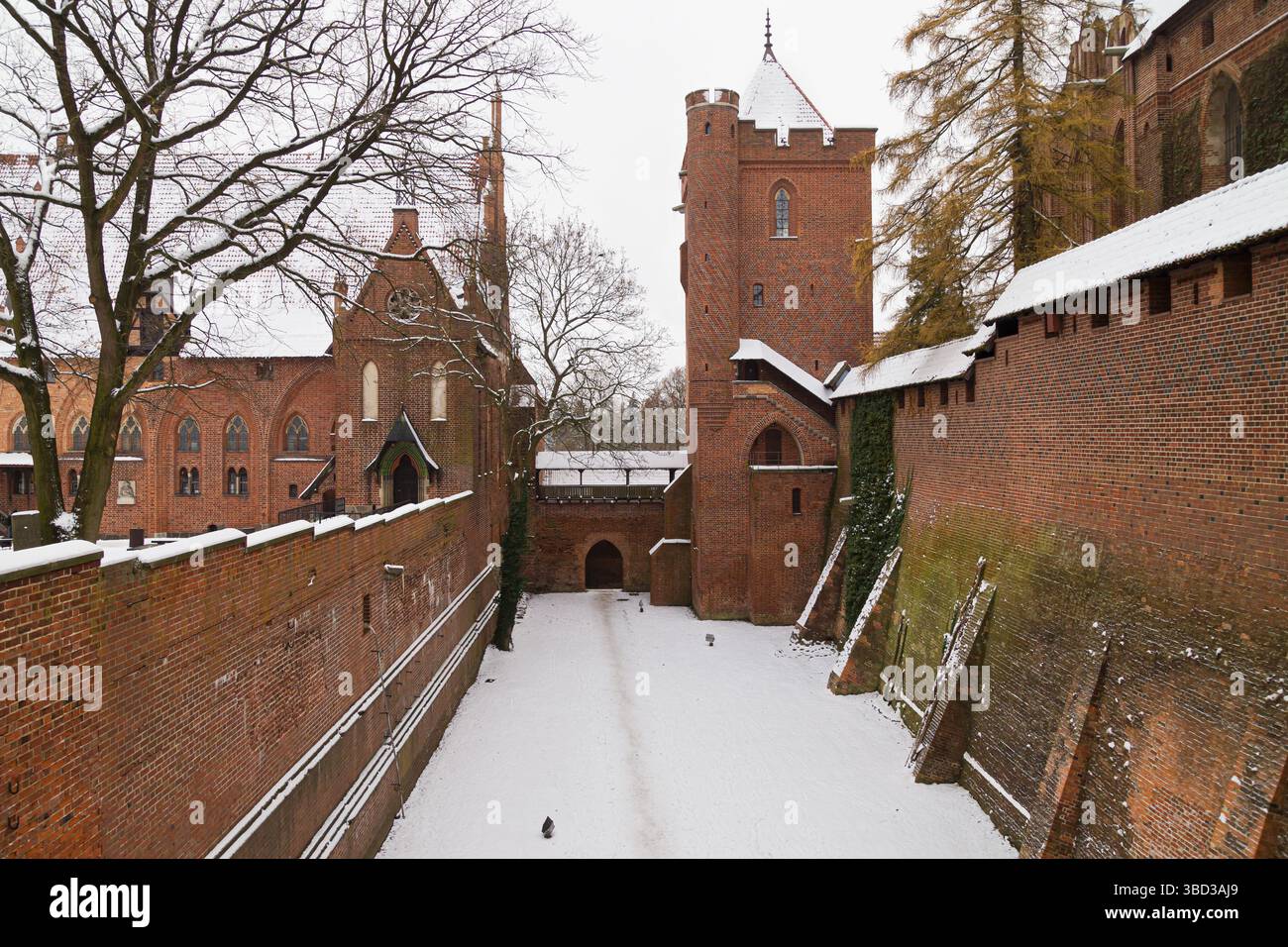 Trockengraben zwischen der mittleren und hohen Burg von Malbork, Polen. Stockfoto