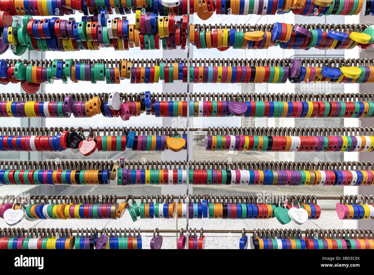 Farbenfrohe Anzeige verschiedener Schlüsselanhänger umeda Sky Building osaka Stockfoto