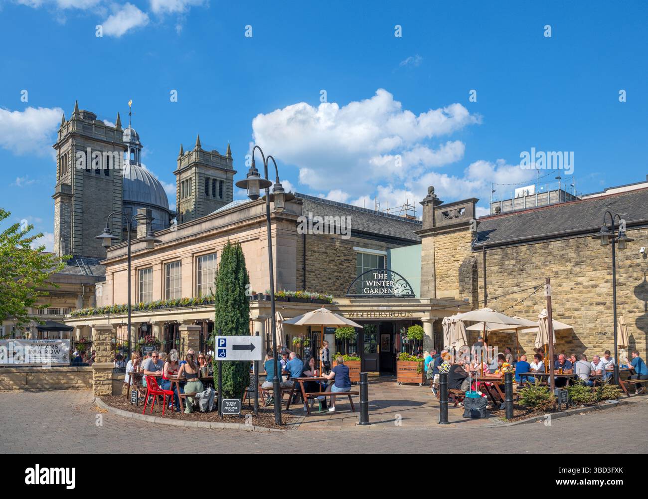 Wetherspoons Pub. Außenansicht des Winter Gardens Pub, Harrogate, North Yorkshire, England, Großbritannien Stockfoto