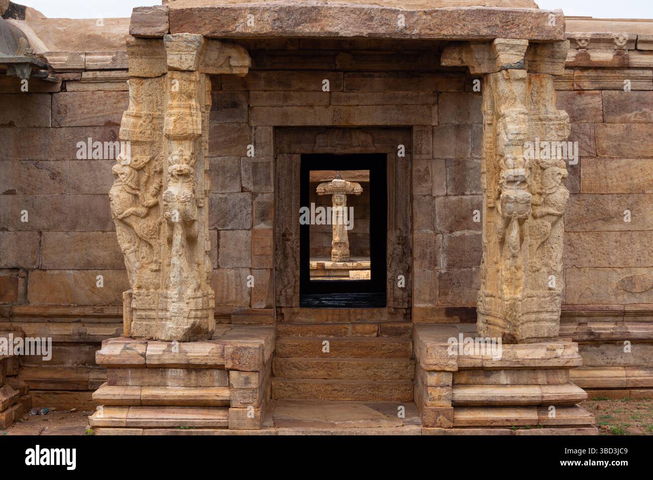 Wunderschön geschnitzte Säulen des Vijayanagara Style Shri Madhavaraya Swamy Temple, Gandikota Fort, Andhra Pradesh, Indien. Stockfoto