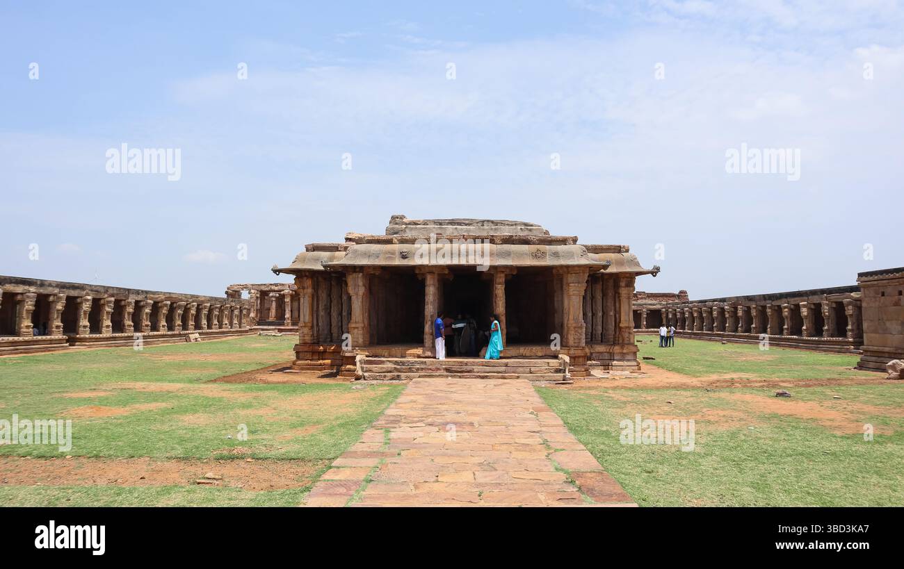 Wunderschön geschnitzte Säulen und Mandapa im Vijayanagara Stil Shri Madhavaraya Swamy Tempel, Gandikota Fort, Andhra Pradesh, Indien. Stockfoto