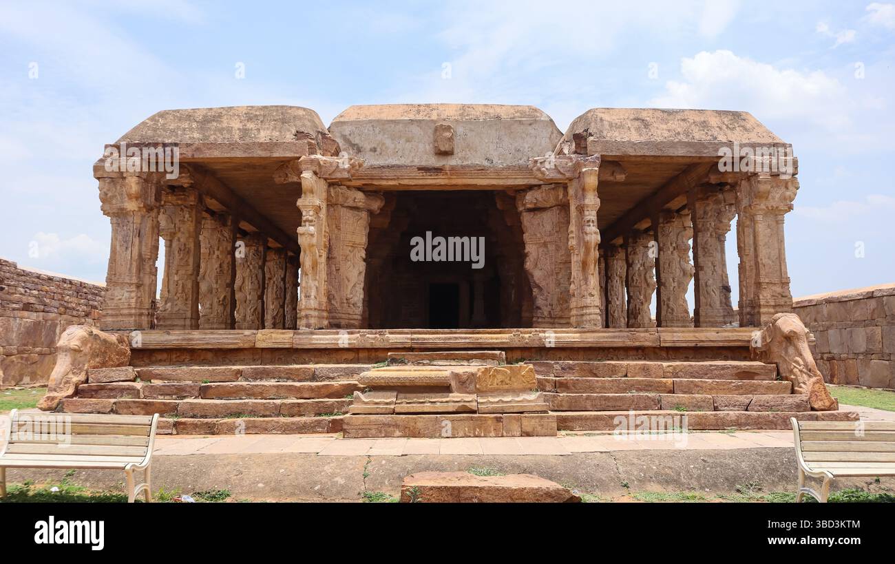 Wunderschön geschnitzte Säulen und Mandapa im Vijayanagara Stil Shri Madhavaraya Swamy Tempel, Gandikota Fort, Andhra Pradesh, Indien. Stockfoto