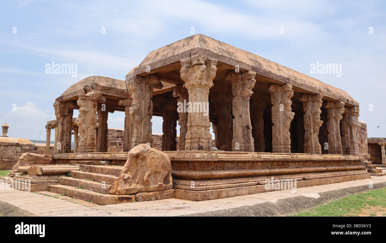 Wunderschön geschnitzte Säulen und Mandapa im Vijayanagara Stil Shri Madhavaraya Swamy Tempel, Gandikota Fort, Andhra Pradesh, Indien. Stockfoto