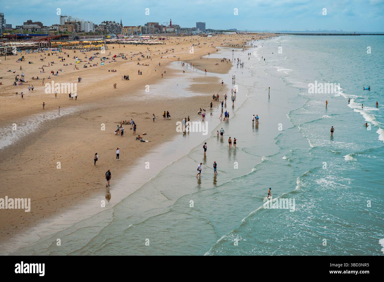 Den Haag, Niederlande - 18. August 2024: Touristen am Strand in Scheveningen, den Haag. Niederländisches Sommerziel. Luftaufnahme. Stockfoto