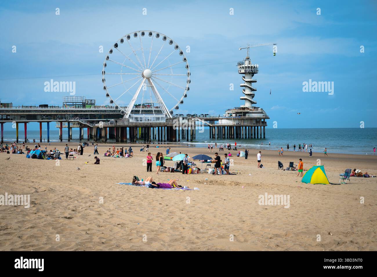 Den Haag, Niederlande - 18. August 2024: Touristen am Riesenrad am Strand in Scheveningen, den Haag Stockfoto
