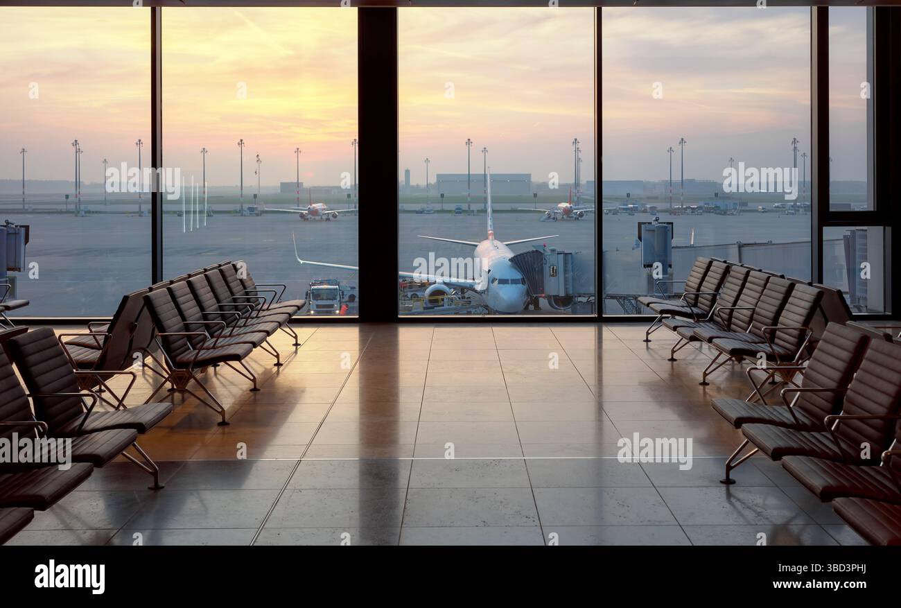 Abflug-Lounge am Flughafen bei Sonnenuntergang, Reisekonzept. Stockfoto