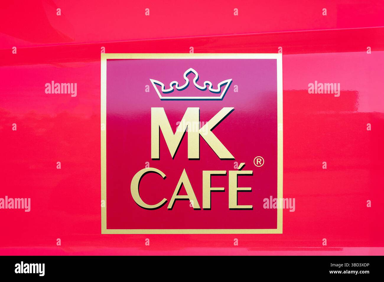 Poznan, Polen - 21. Mai 2025: MK Cafe Logo auf rotem Hintergrund - MK Cafe ist eine Kaffeemarke der Firma Strauss Cafe Polen. Stockfoto