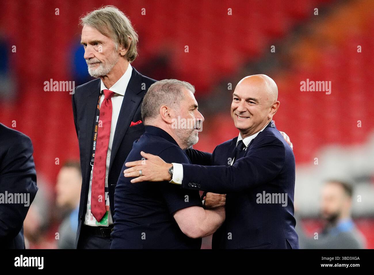 Manchester United Mitinhaber Sir Jim Ratcliffe (links), Tottenham Hotspur-Vorsitzender Daniel Levy (rechts) und Manager Ange Postecoglou (Mitte) nach dem Finale der UEFA Europa League im Estadio de San Mames in Bilbao, Spanien. Bilddatum: Mittwoch, 21. Mai 2025. Stockfoto