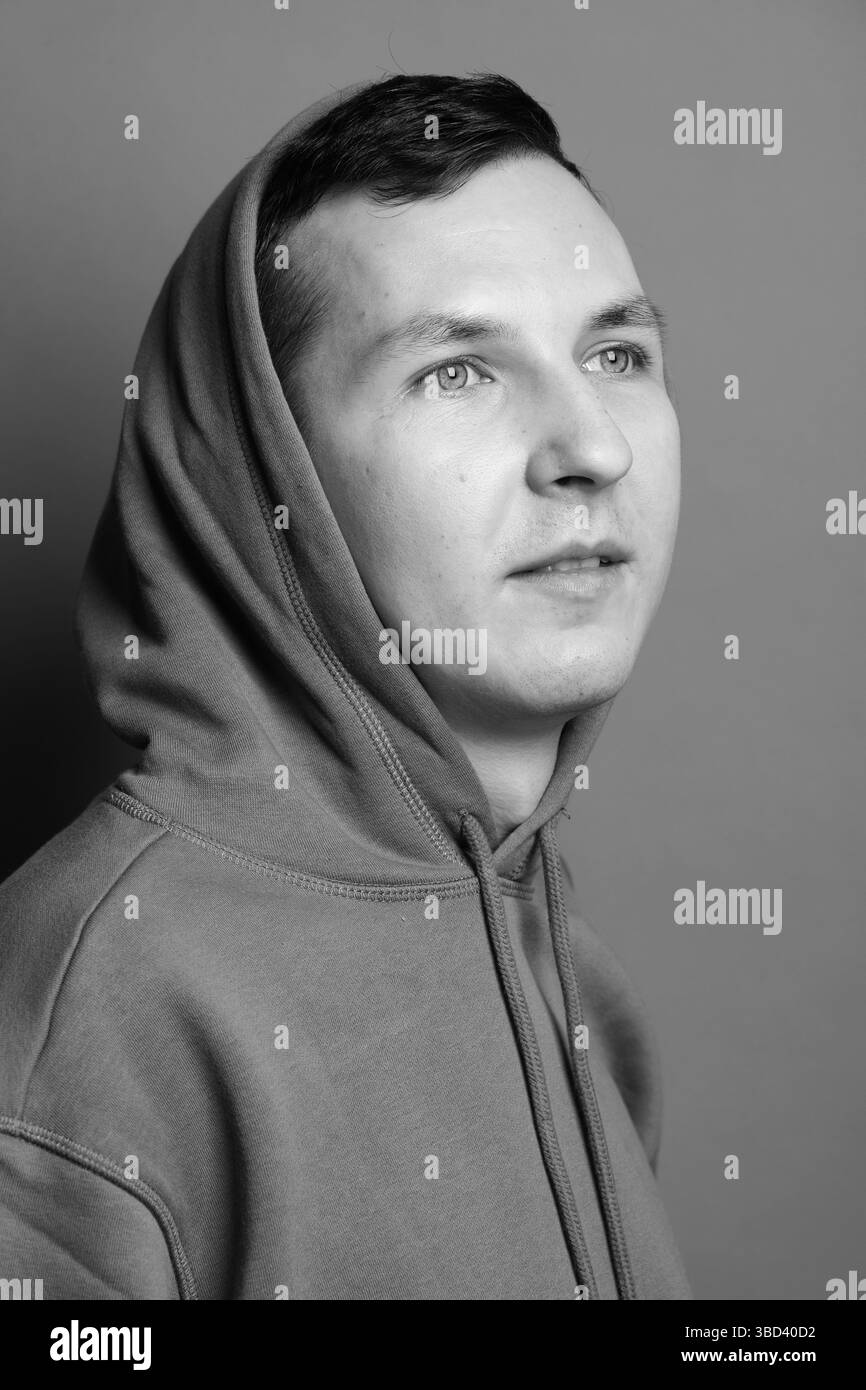 Ein auffälliges monochromes Porträt, Das den modernen Geist einfängt Stockfoto