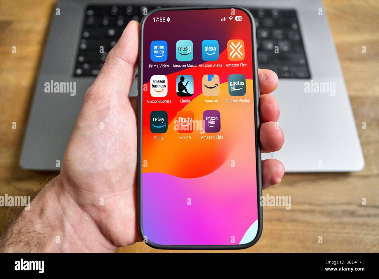 Bayern, Deutschland - 22. Mai 2025: FOTOMONTAGE, verschiedene Amazon-Apps auf einem Smartphone zeigen das breite digitale Angebot der Gruppe – von Prime Video und Kindle über Alexa bis hin zu Fire TV – in einem System. *** FOTOMONTAGE, Verschiedene Amazon-Apps auf einem Smartphone zeigen das breite digitale Angebot des Konzerns von Prime Video über Kindle bis Alexa und Fire TV, alles in einem System vereint. Stockfoto