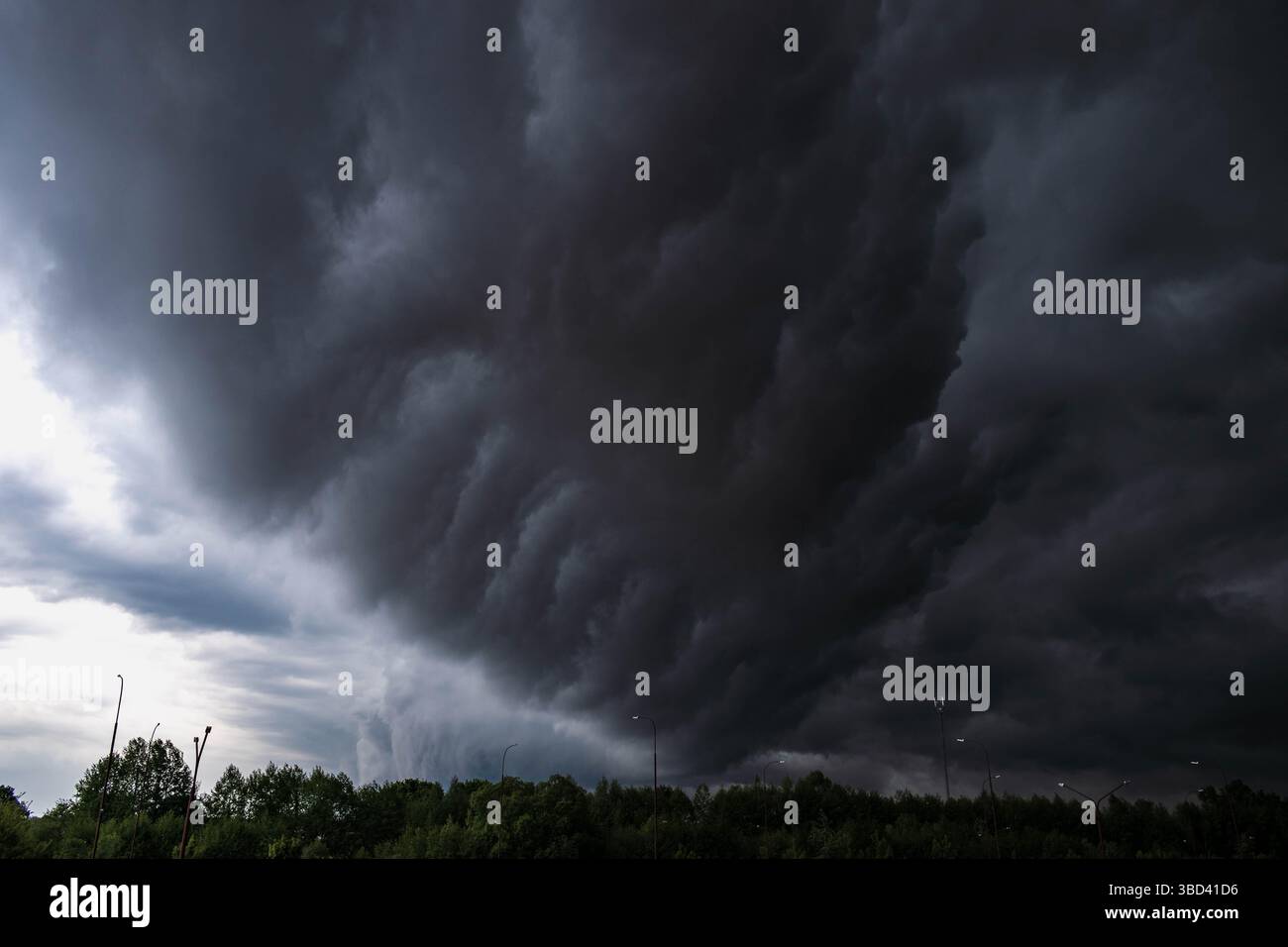 Dunkle Wolken am Himmel vor einem Hurrikan Stockfoto