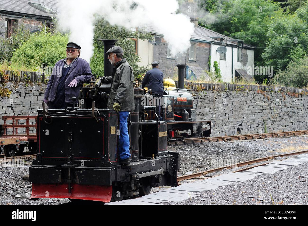 „Hugh Napier“ im Hintergrund, passiert „Chaloner“ bei Felin Fawr. Stockfoto