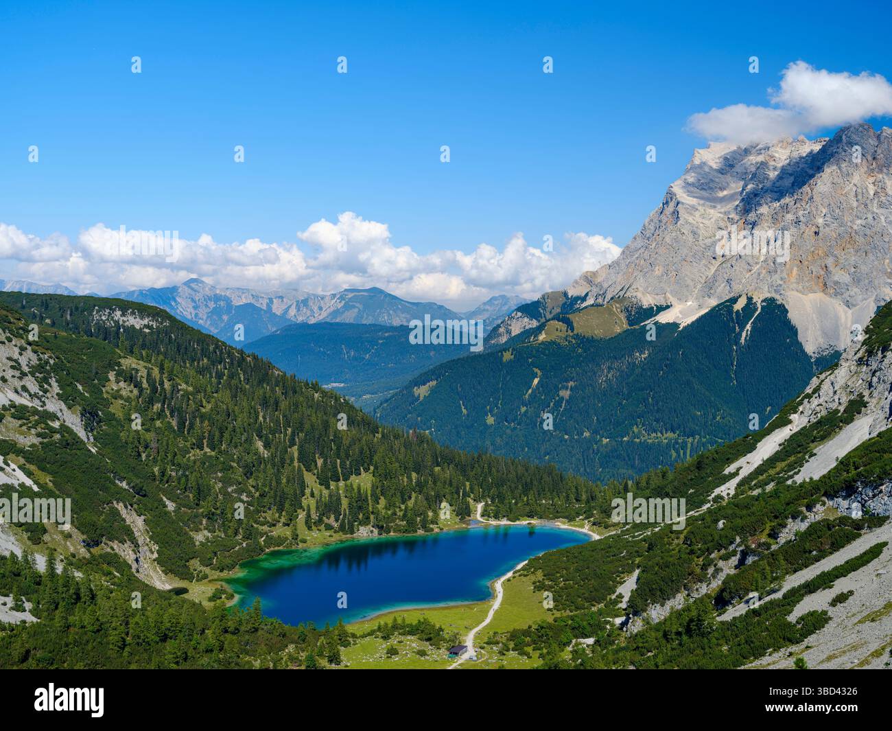 Seeben See Blick in Richtung Ammergauer Alpen, Wettersteingebirge und Mt. Zugspitze. Mieminger Gebirge bei Ehrwald in Tirol. Mitteleuropa, Österreich Stockfoto