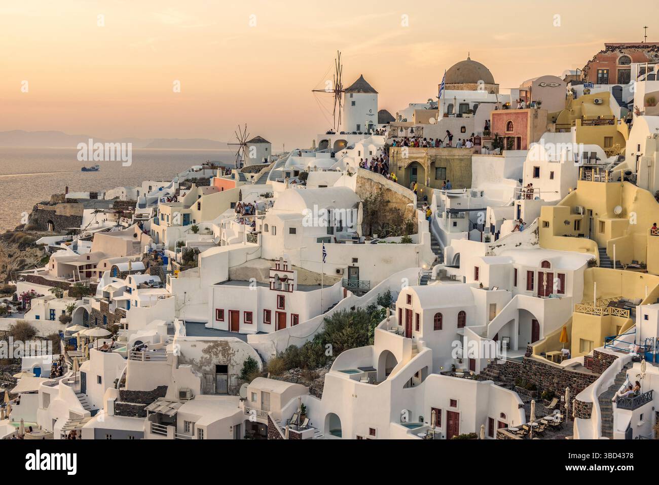 Windmühlen in Sunset, Santorin, Griechenland Stockfoto