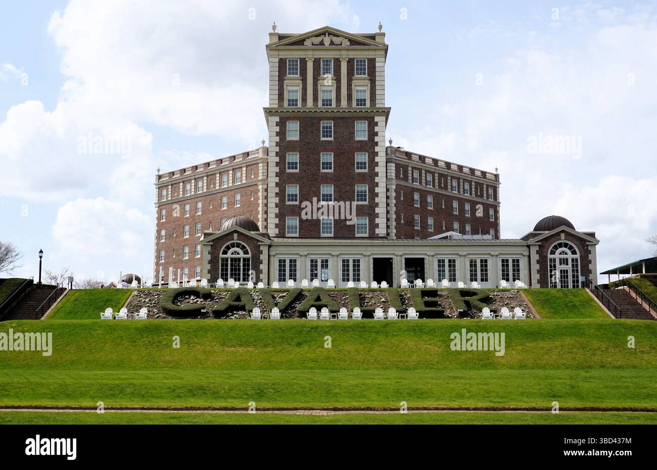 Die Vorderseite, der grüne Rasen und das Gras-Logo des historischen Cavalier Hotel aus dem frühen 20. Jahrhundert an der Promenade von Virginia Beach Stockfoto