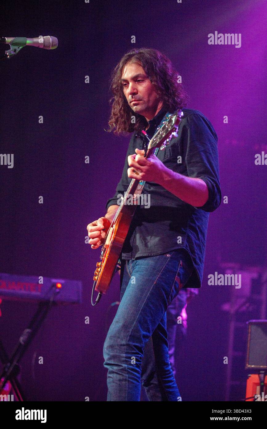 Adam Granduciel of the war on Drugs tritt am 8. November 2014 auf der Bühne des O2 ABC in Glasgow auf. Stockfoto