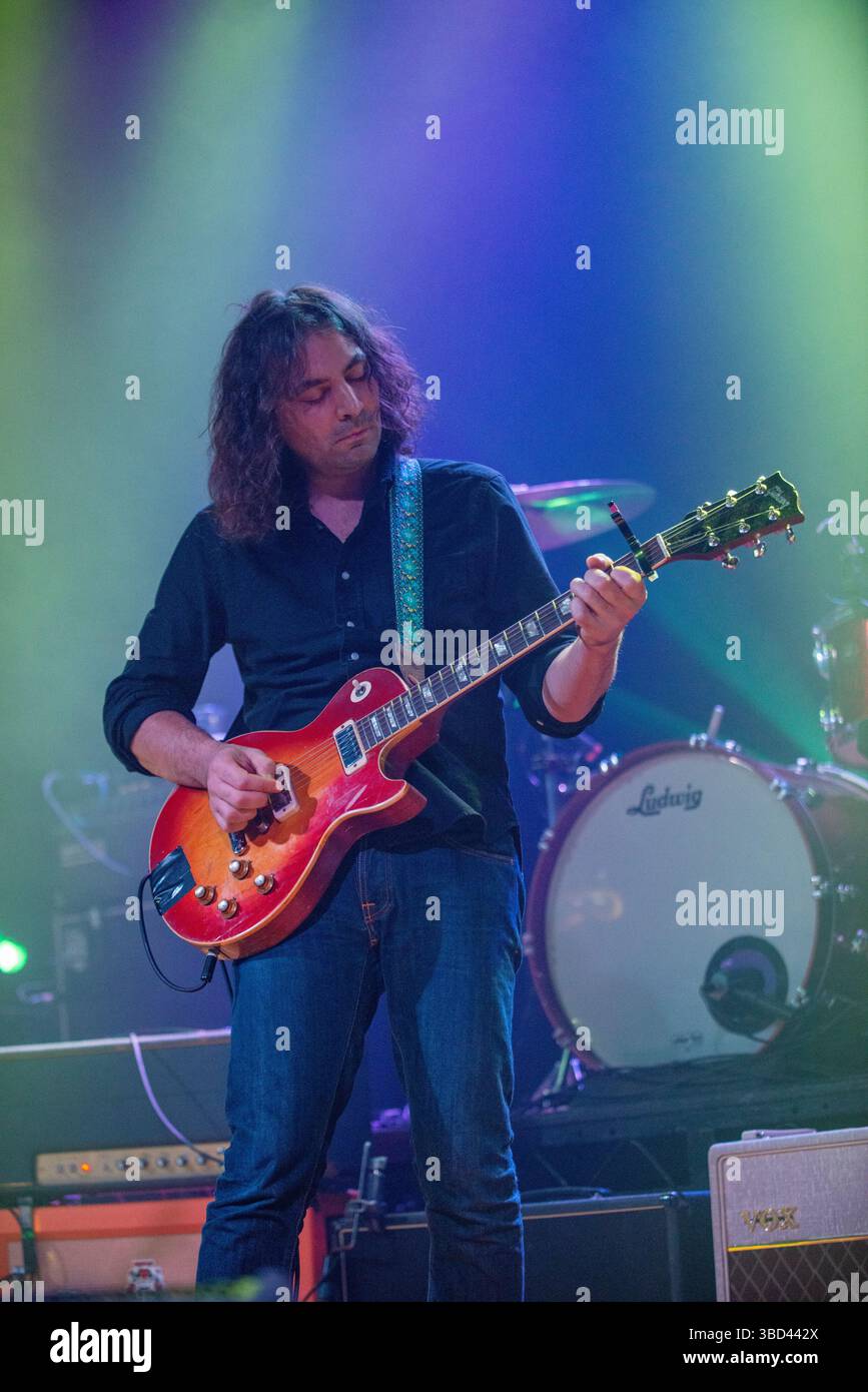 Adam Granduciel of the war on Drugs tritt am 8. November 2014 auf der Bühne des O2 ABC in Glasgow auf. Stockfoto