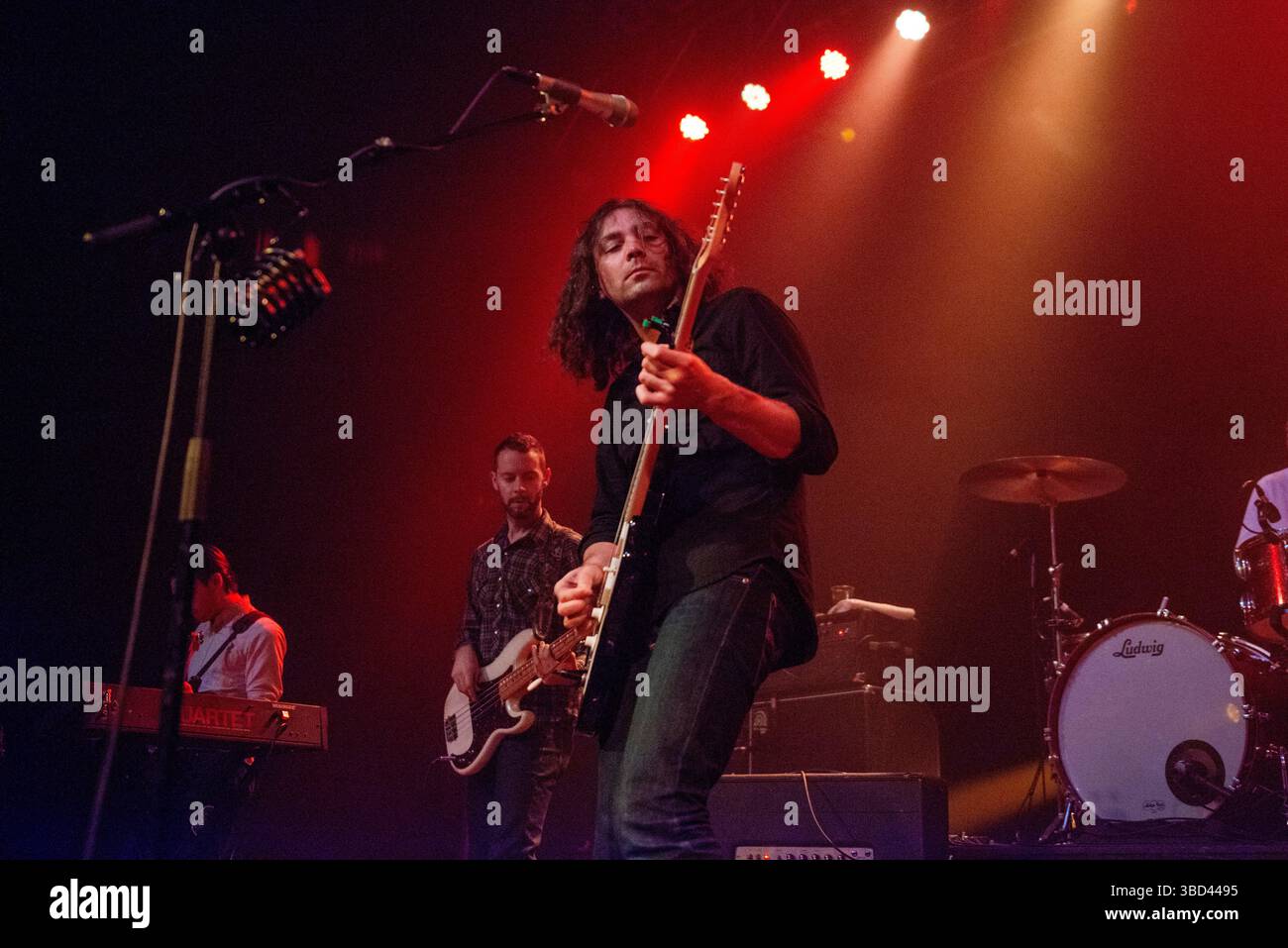 Adam Granduciel of the war on Drugs tritt am 8. November 2014 auf der Bühne des O2 ABC in Glasgow auf. Stockfoto